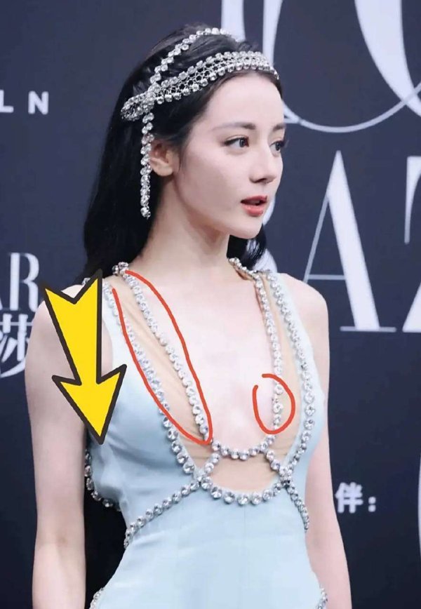 股票配资官网 迪丽热巴红毯造型引争议！抹胸裙意外滑落露副乳，生图曝光网友热议仪态问题